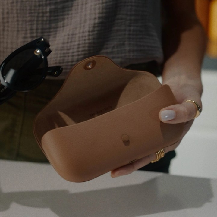 Phu kien hop sac kinh ai rayban meta gen 2