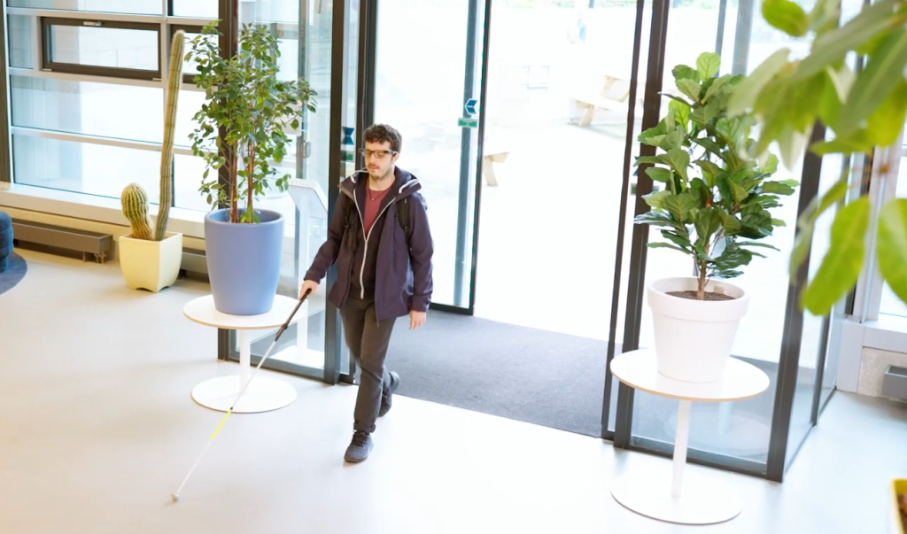 Kinh AI co camera + phần mềm AI hỗ trợ đọc văn bản và mô tả vật thể là quan trọng nhất