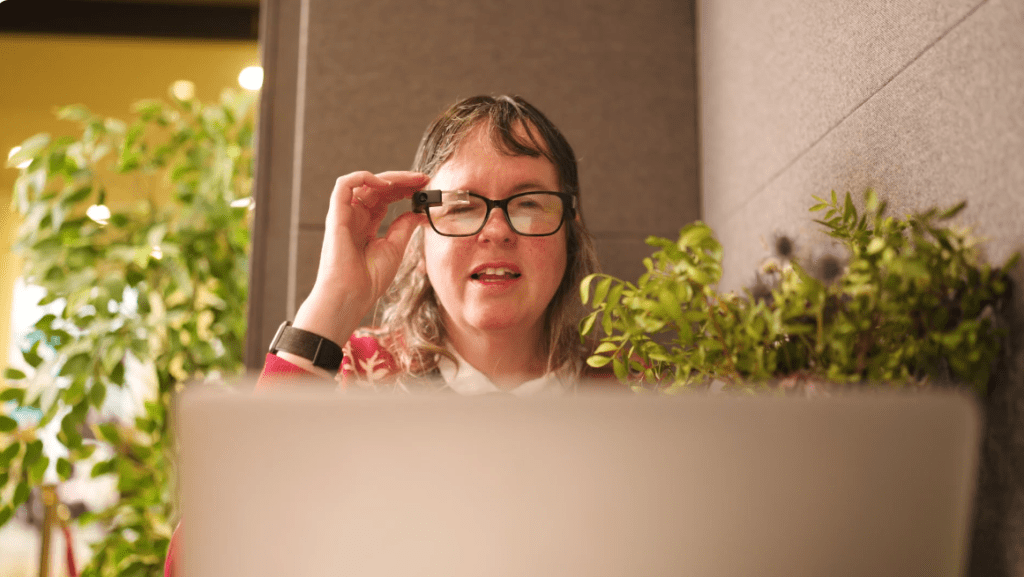 Kinh AI giup ich cho nguoi khiem thi