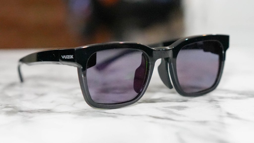 Thời lượng pin Vuzix Z100 Smart Glasses lên đến 48 giờ cho một lần sạc